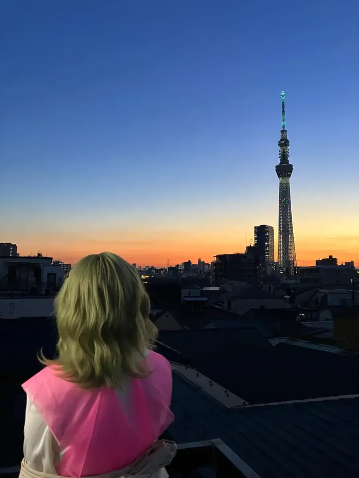 屋上で遠くを見つめるアートの子