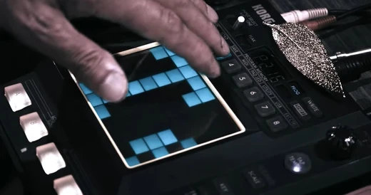 機材を操作する手元