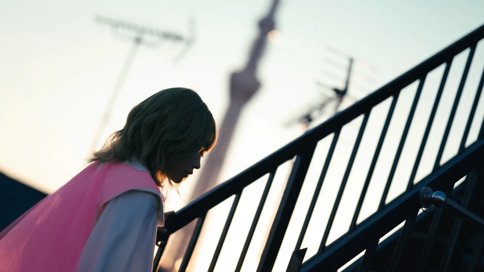 現在のスカイツリーを見つめる浮世絵の少女